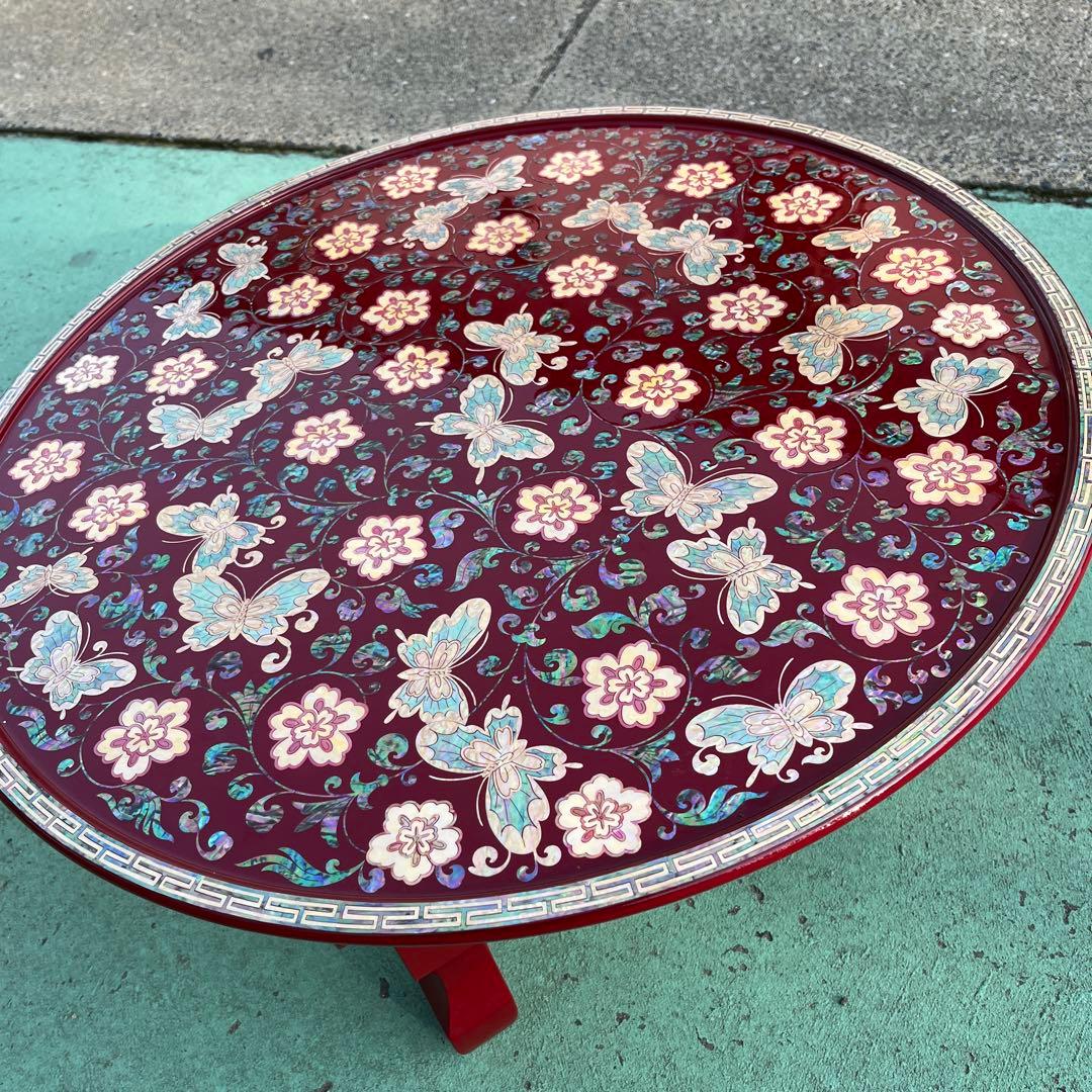 貝細工装飾の赤い漆器風工芸品