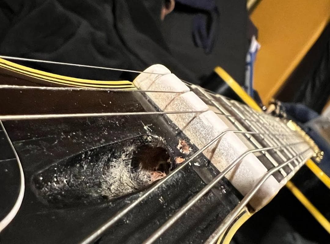 ノーブランド　ES335タイプセミホロウ（ｆホール無し）ギター傷多め・不具合無し