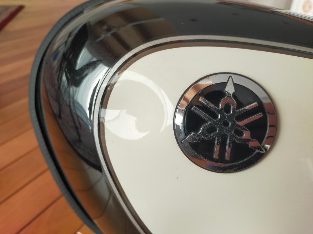 Yamaha ヤマハ　sr400 500タンク ブラック/ホワイト