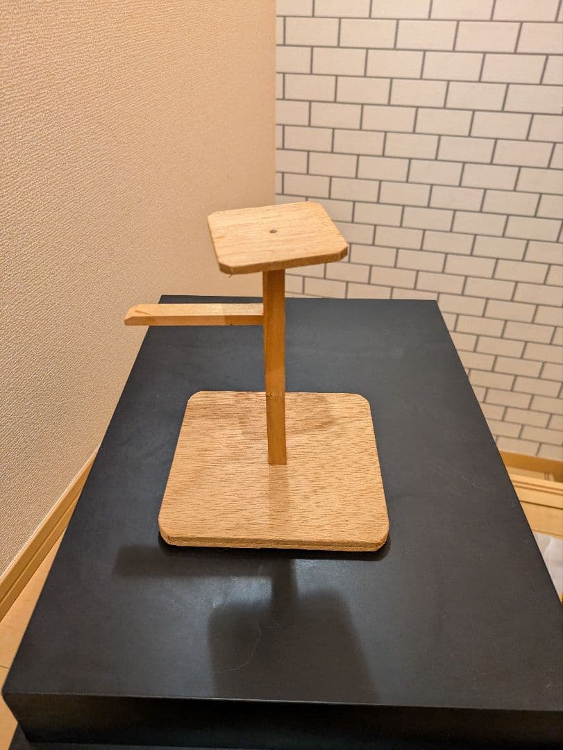 伝統的な武士の兜と獅子像のセット