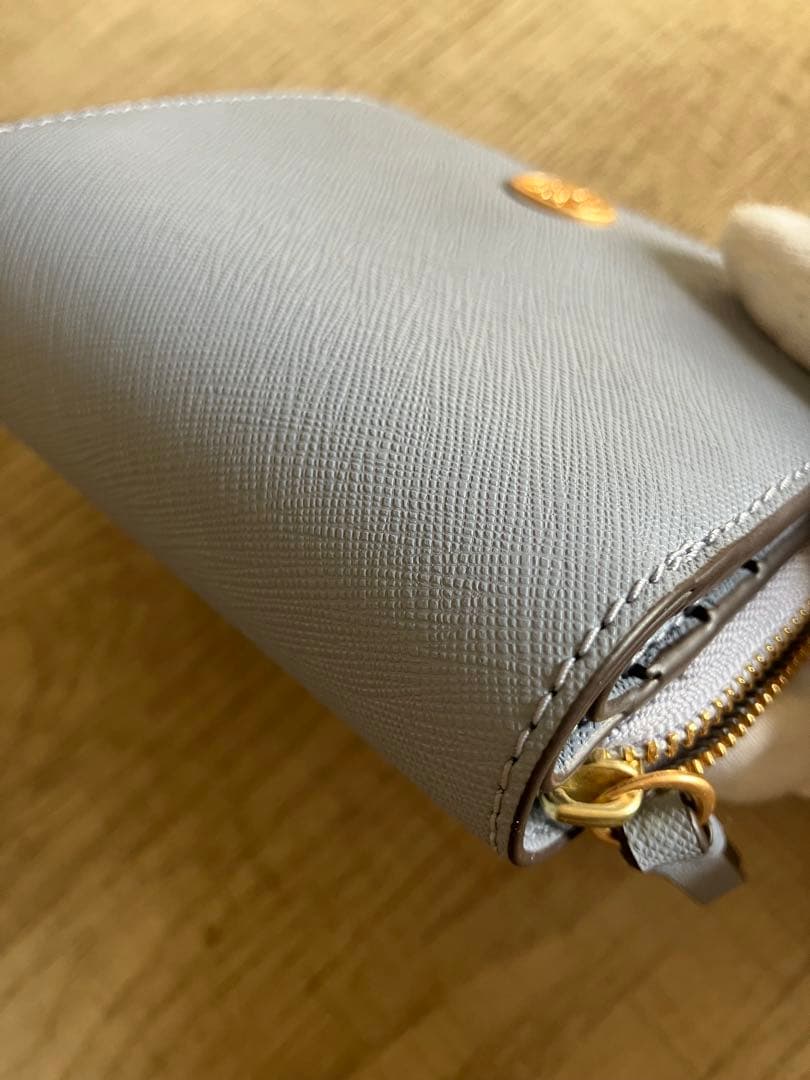 新品保管品　トリーバーチ　二つ折り財布　水色