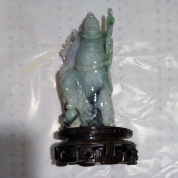 ヒスイの彫り神像