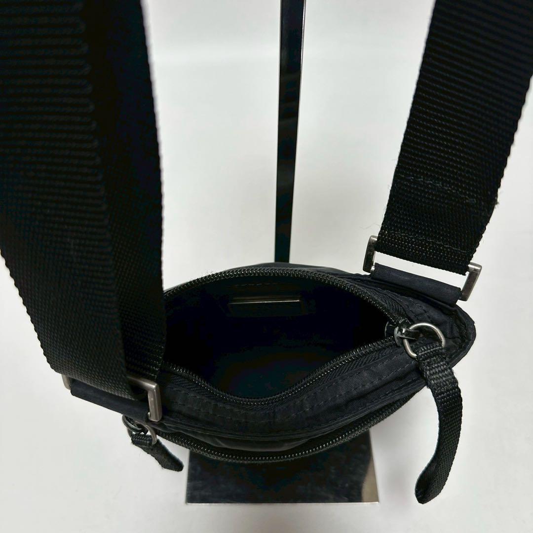 t33【美品】プラダ　三角ロゴ　ナイロン　ブラック　ショルダーバッグサコッシュ.