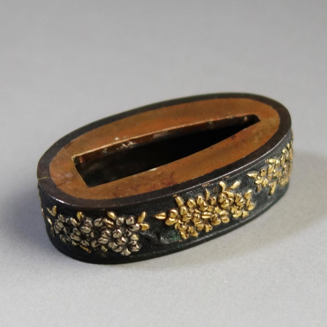 【赤銅魚子地 金銀色絵 桜花図縁頭】刀装具 縁頭 鍔 鐔 日本刀 武具 骨董