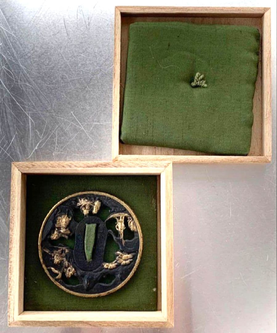 鍔(つば) 黒金装飾 人物風景彫刻付き　武者の透かし彫り　工芸品　箱付き