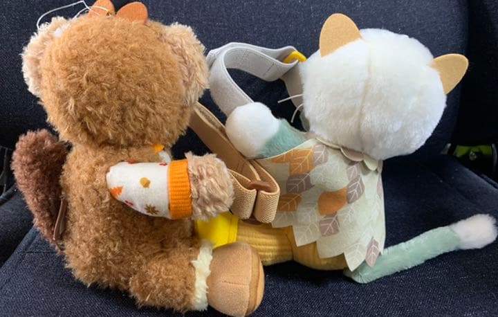 ディズニー　秋のぼうけん　ダッフィー　ジェラトーニ カーテンホルダー