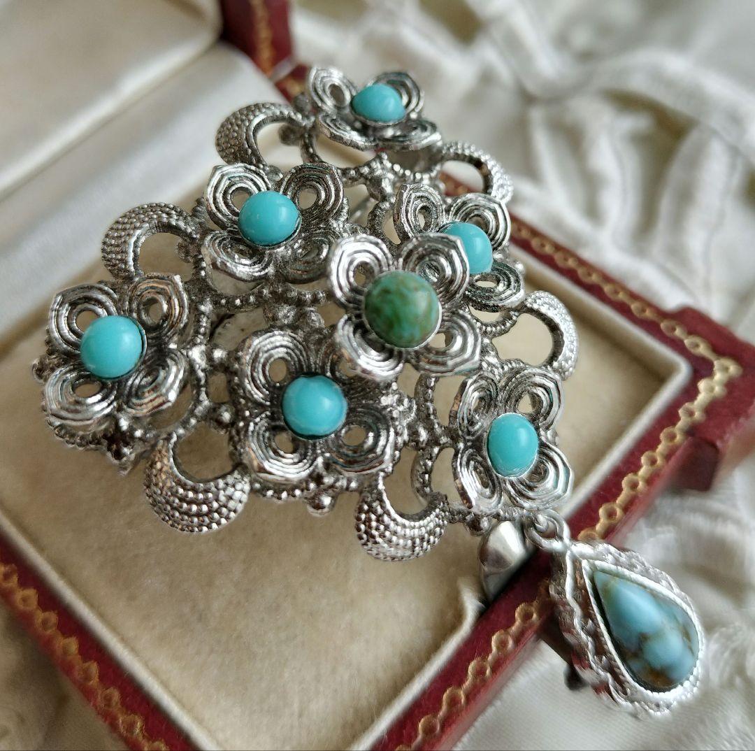 ターコイズカボションの花 シルバーカラー スイングするブローチ と他4点