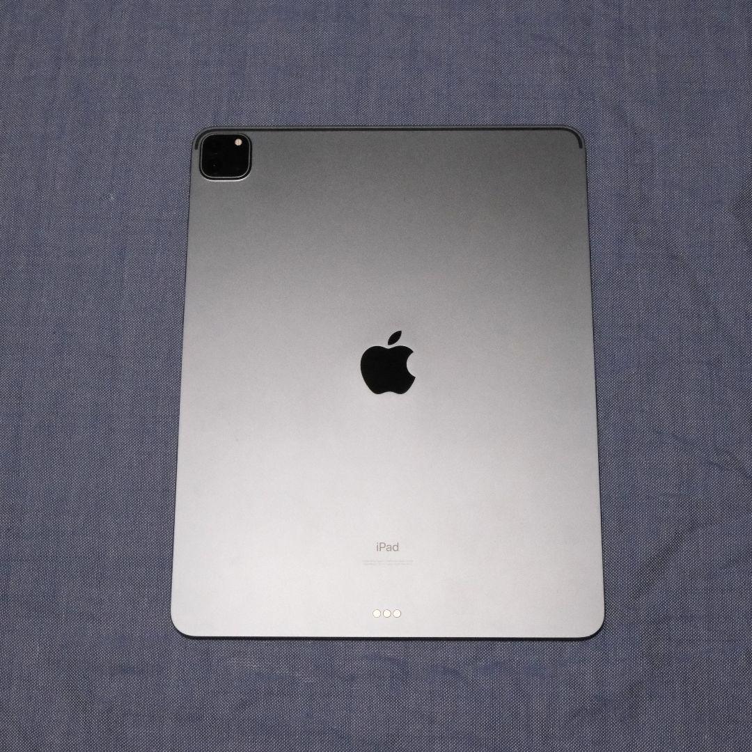 iPad Pro 12.9インチ 第4世代（白カバー、黒ケース付き）