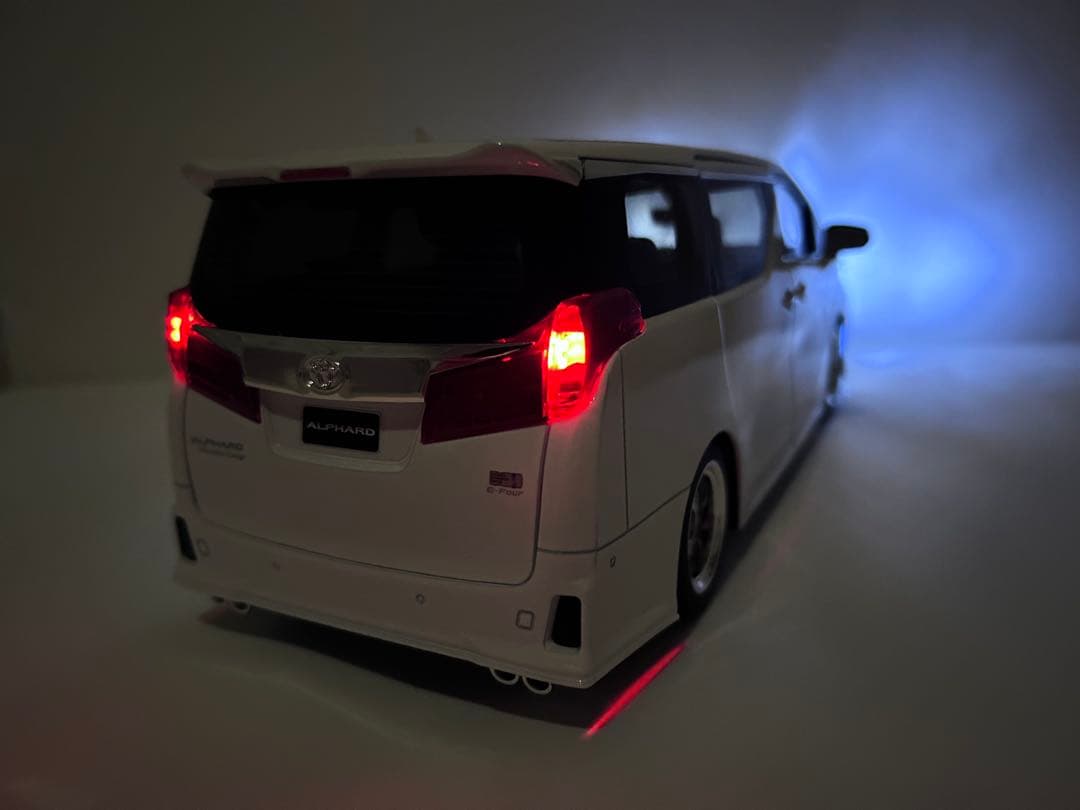 アルファード 30系 1/18 モデルカー