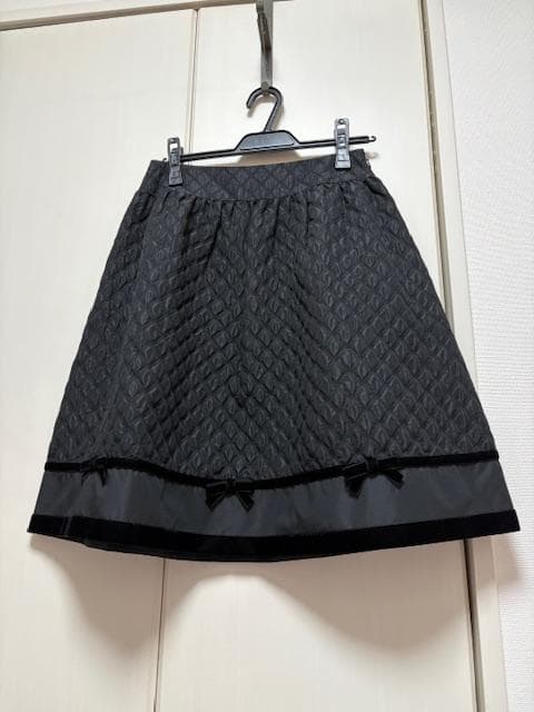 エムズグレイシー(M'S GRACY)カタログ掲載黒のキルティングフレアスカート