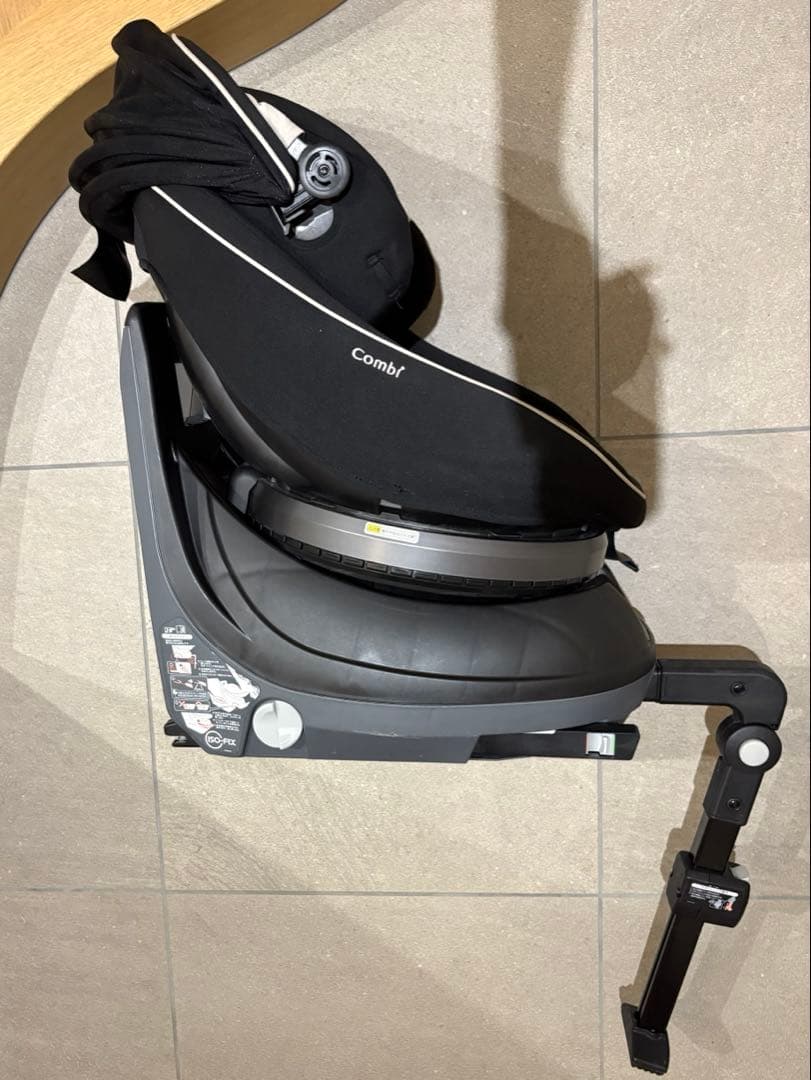 Combi 回転式チャイルドシート ブラック