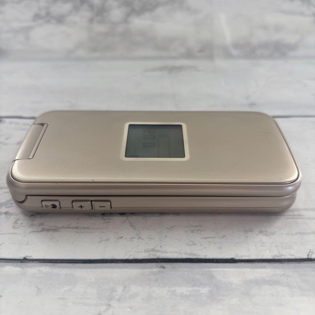 docomo らくらくホンF-02J 折りたたみ式携帯電話 ゴールド