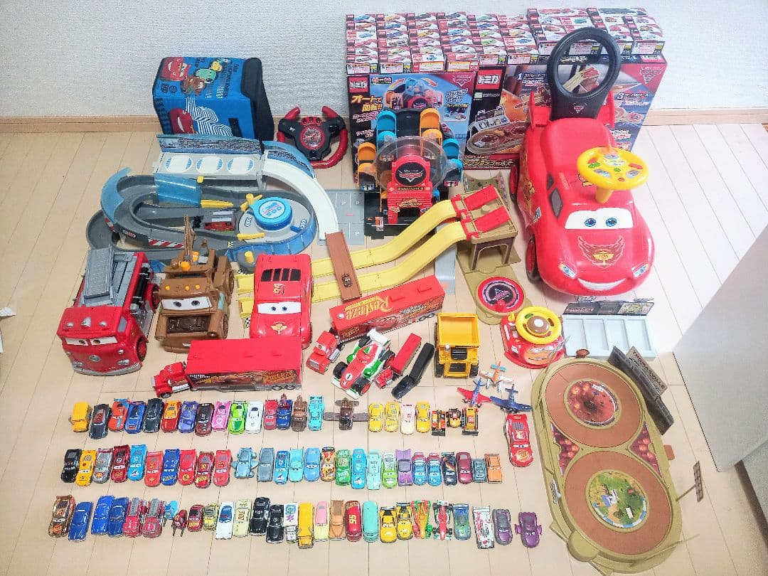 カーズ　ミニカーなどまとめ売り100点以上