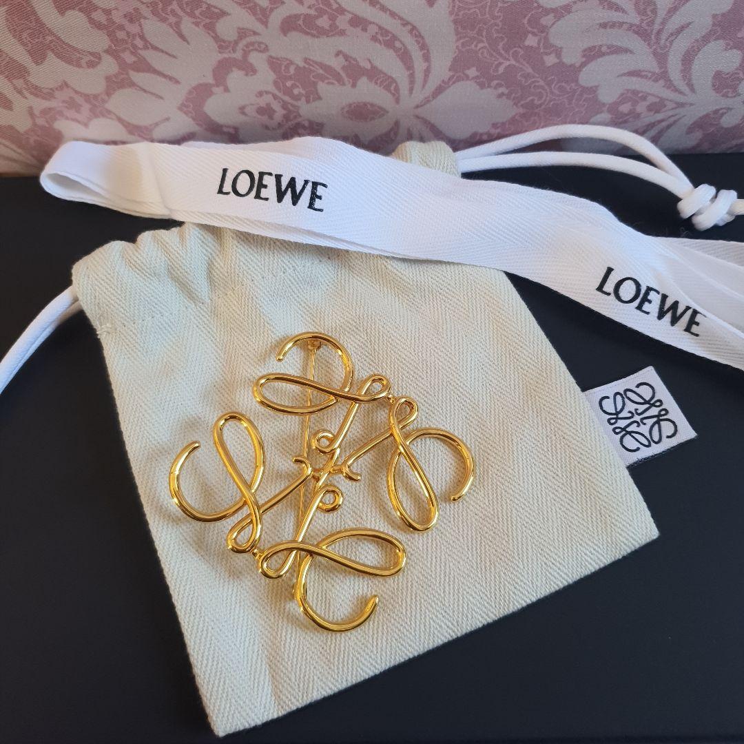 早い者勝ち！LOEWE ゴールドブローチ 専用ポーチ付き♡アナグラム♡