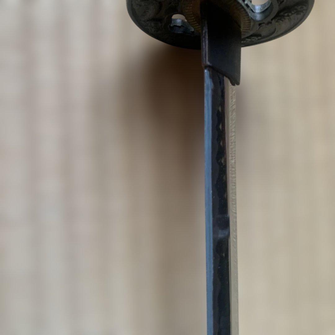 黒色の刀2本とスタンド