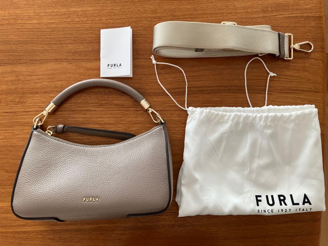 FURLA グレー レザー ショルダーバッグ