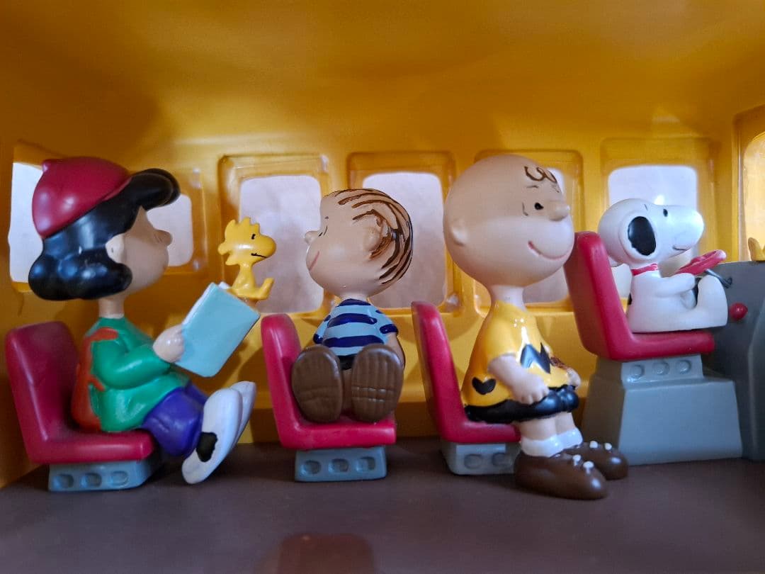 スヌーピー ス クールバス とフィギュアセット