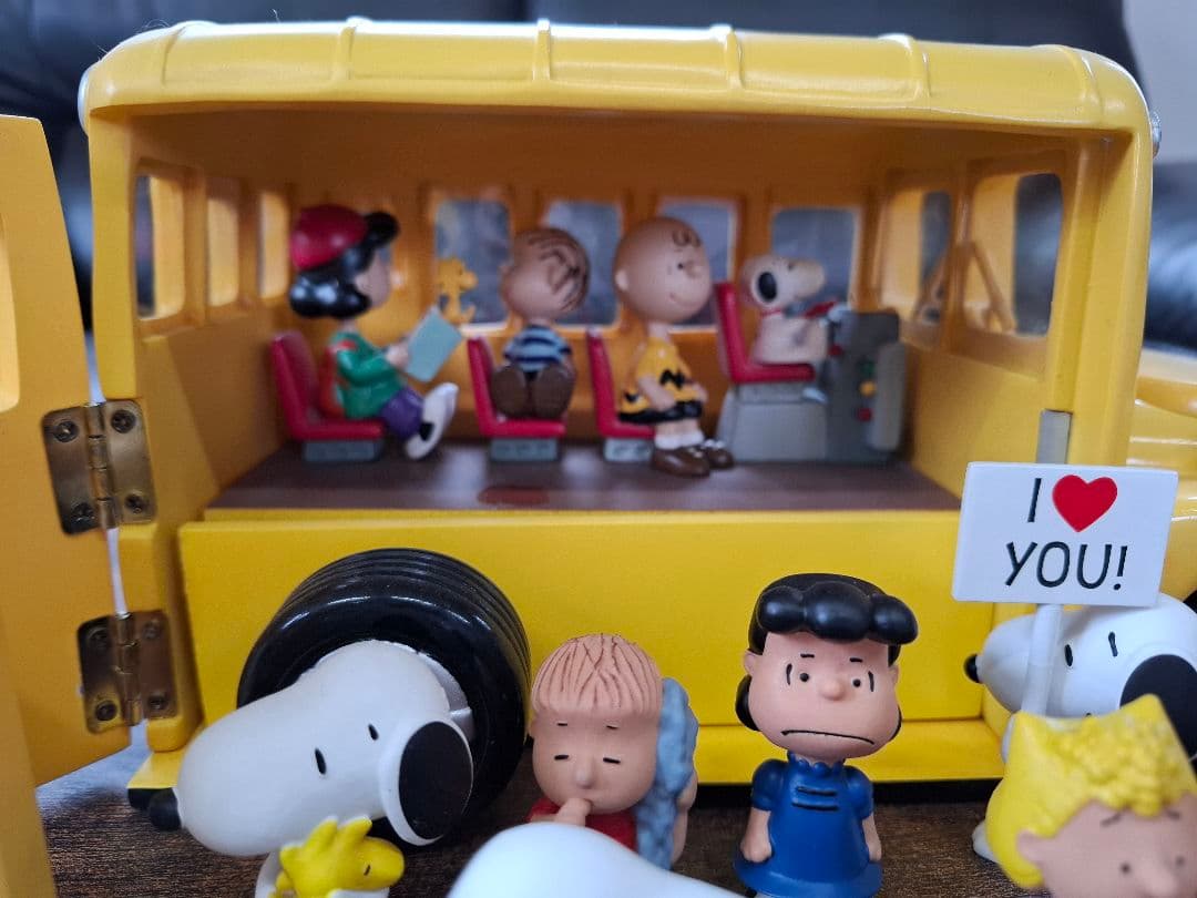 スヌーピー ス クールバス とフィギュアセット