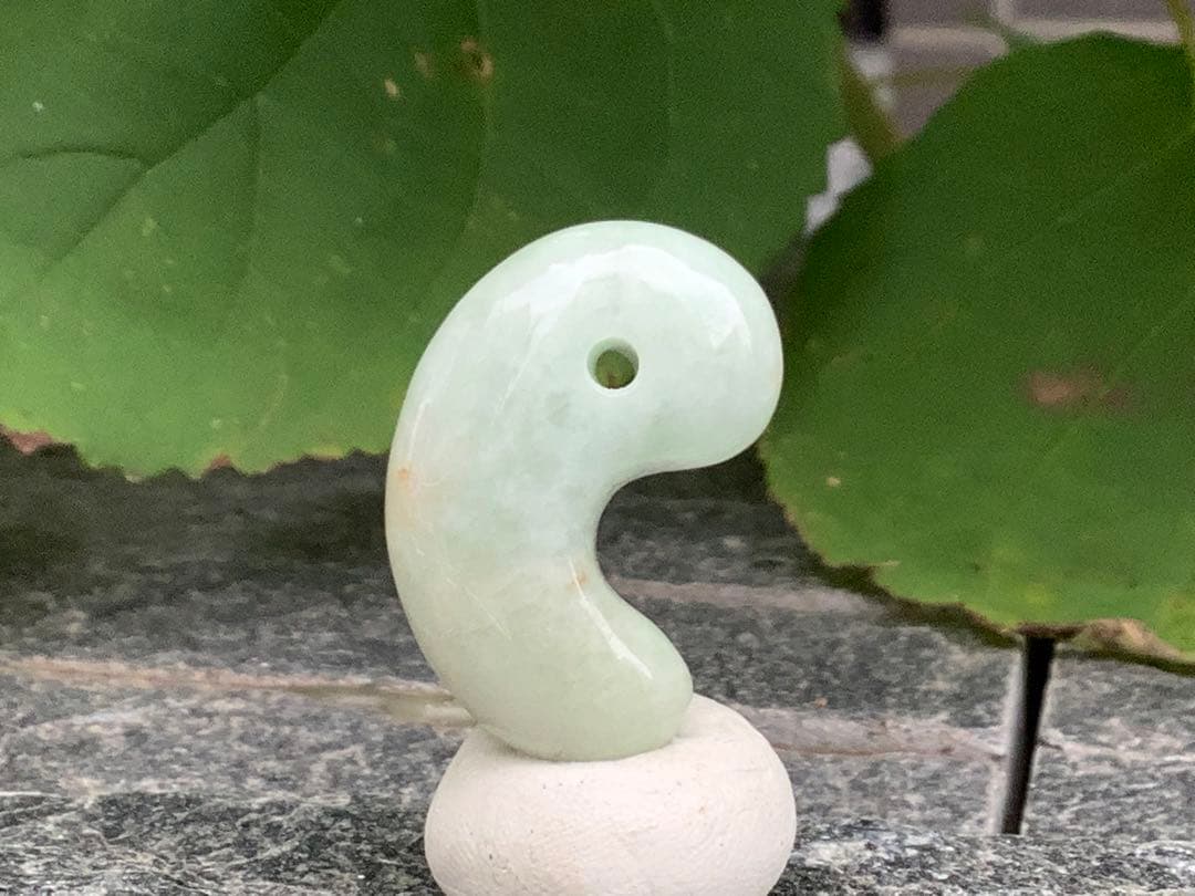 ✳神様からの贈り物‼️糸魚川翡翠勾玉*本物ジェダイト　縁起物をお身近に　鑑別書付‼️