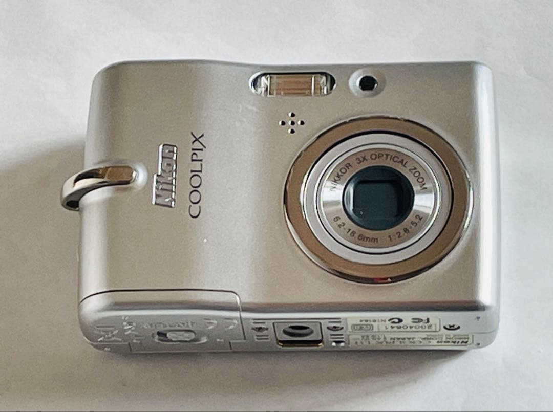 Nikon COOLPIX デジタルカメラ シルバー