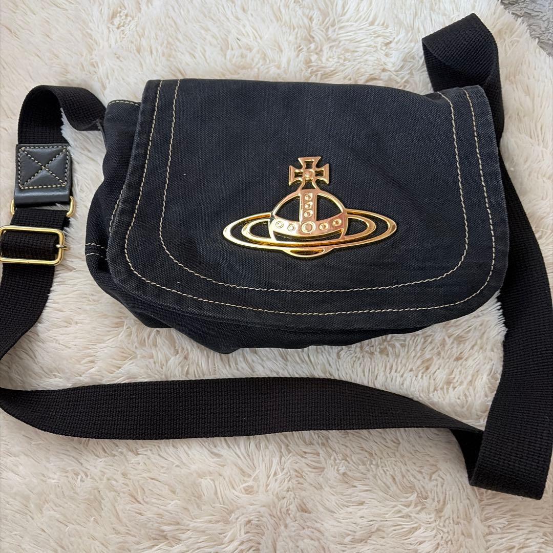 ヴィヴィアンブラックキャンバスショルダーバッグ