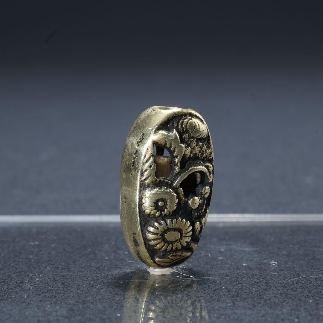 緒締め玉　菊透かし　提げもの　金属　R1647