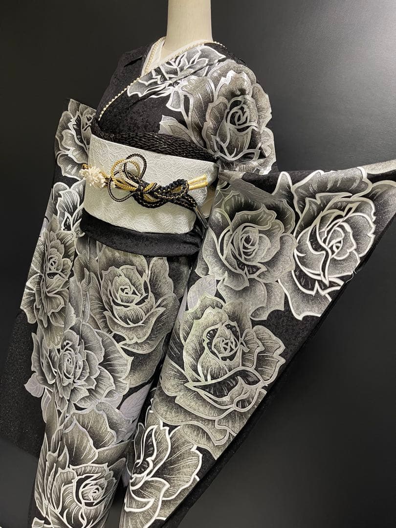 豪華絢爛金彩振袖【振袖・訪問着に◆薔薇】薔薇 黒 銀 白