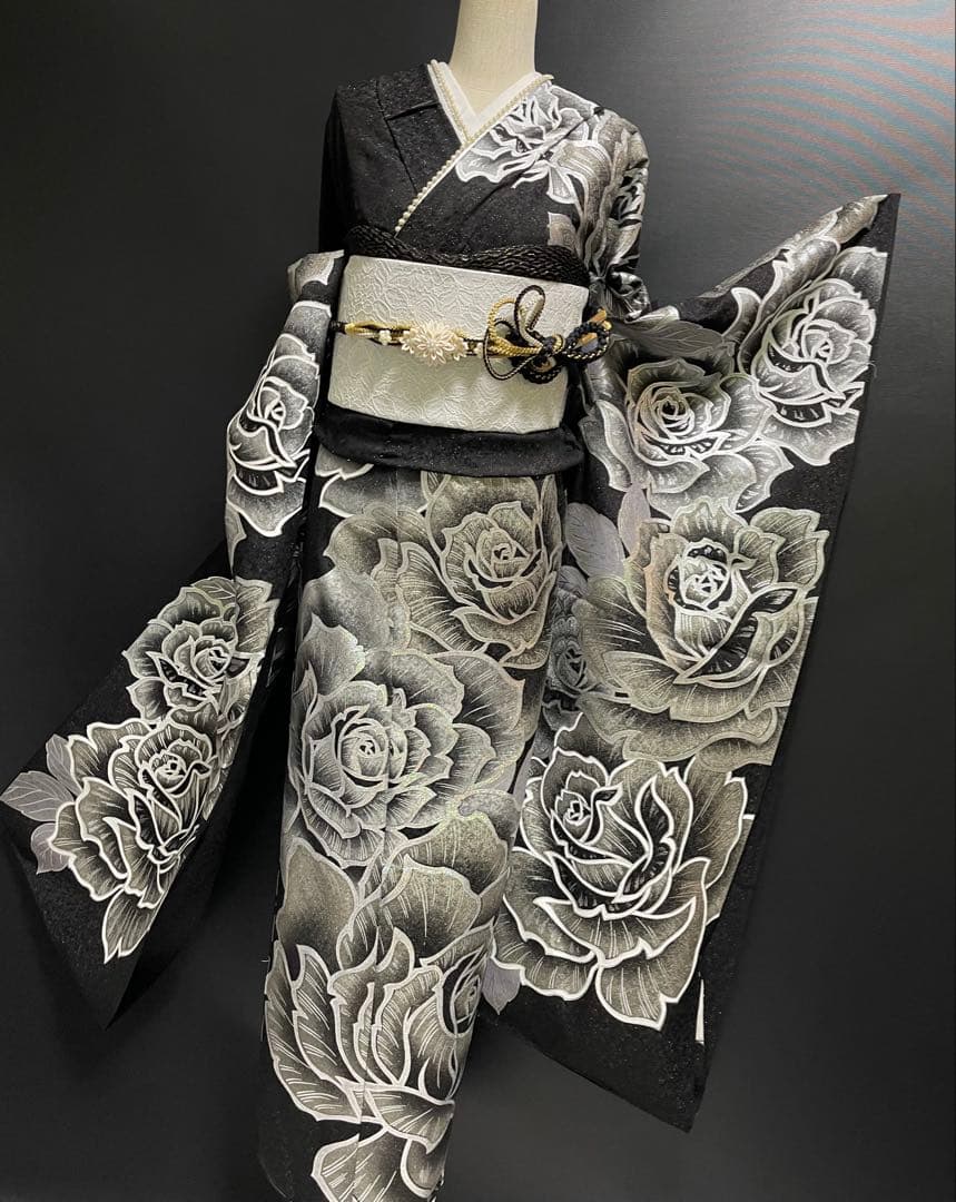 豪華絢爛金彩振袖【振袖・訪問着に◆薔薇】薔薇 黒 銀 白