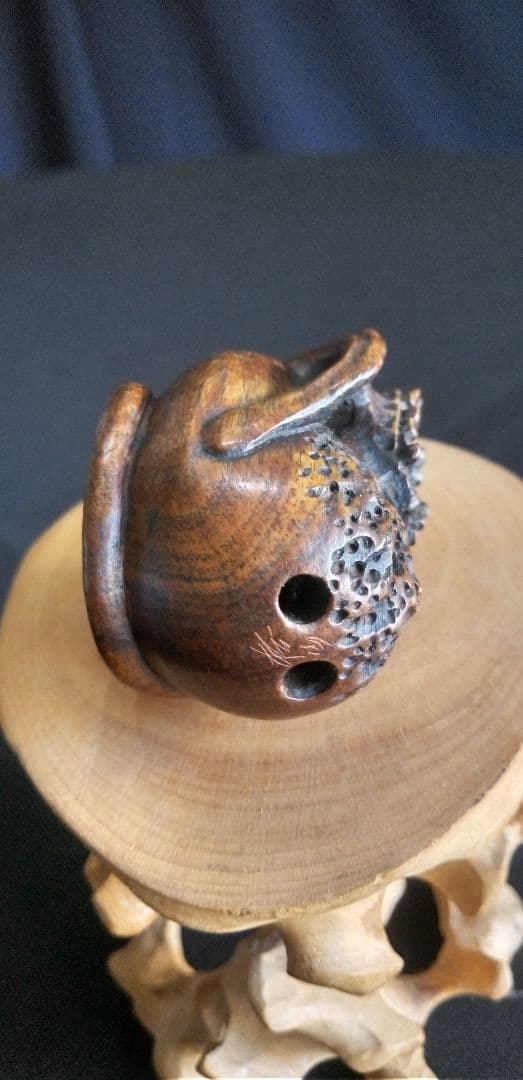 根付け木製 、提げ物、頭蓋骨 ヘビ 彫刻 約3,5cm、作家名あり