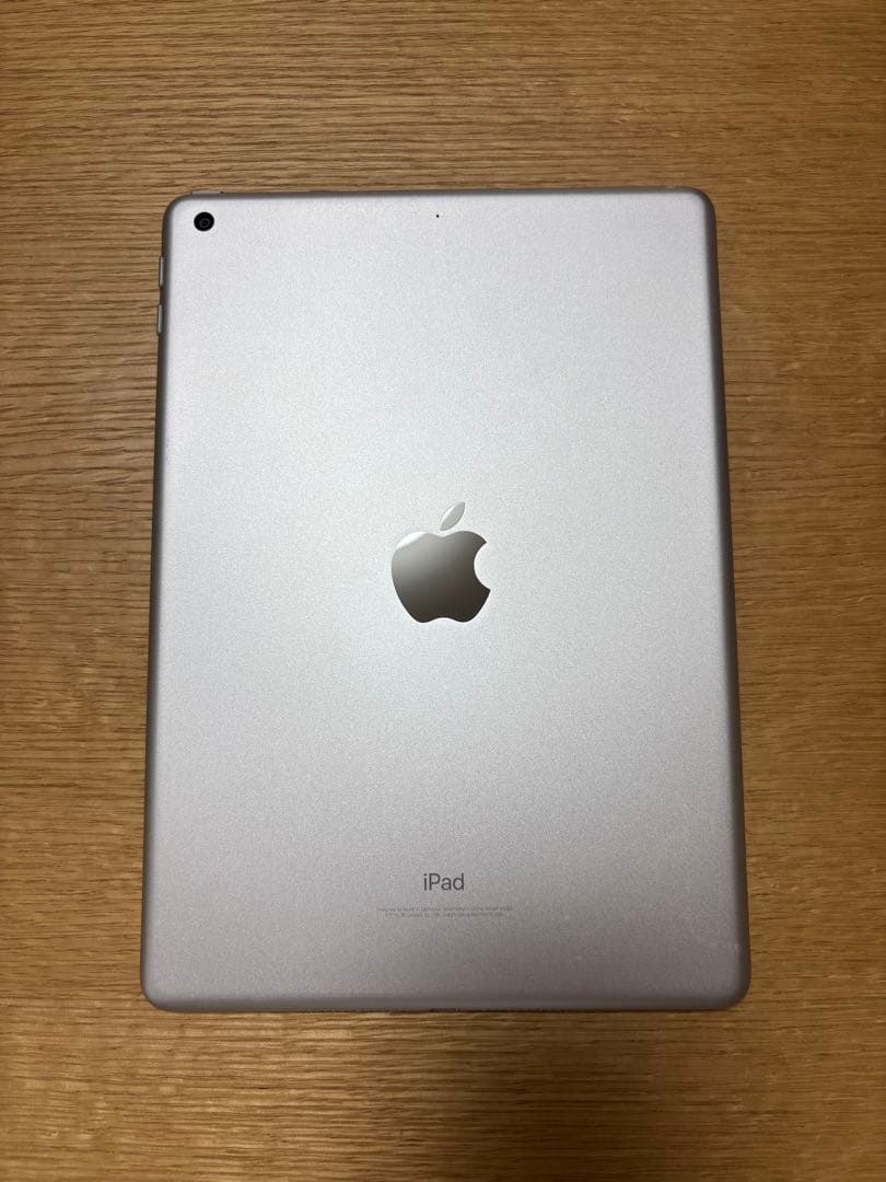 Apple iPad シルバー 本体とカバー付き