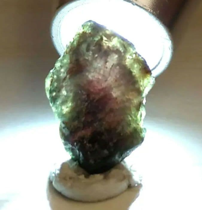 アレキサンドライト　希少宝石鉱物標本