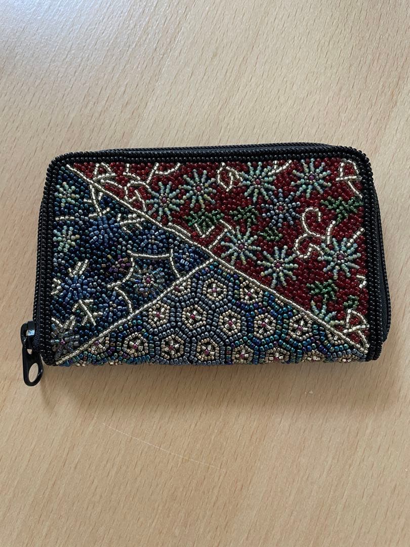 柏ビーズ　ラウンド小財布099赤帯柄ビーズ刺繍