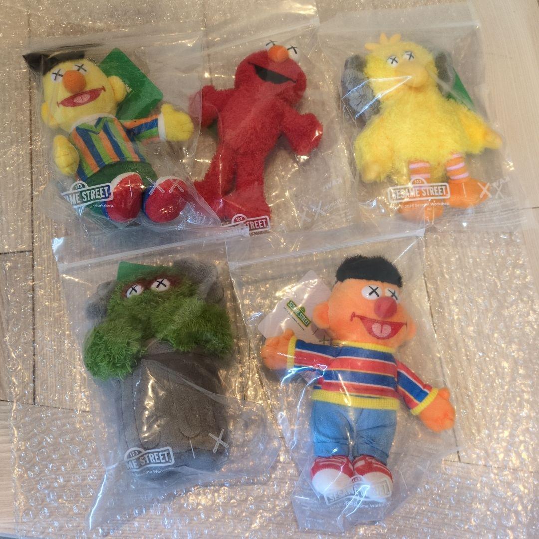 KAWS 　セサミストリート　ウォーターパレード　5体セット