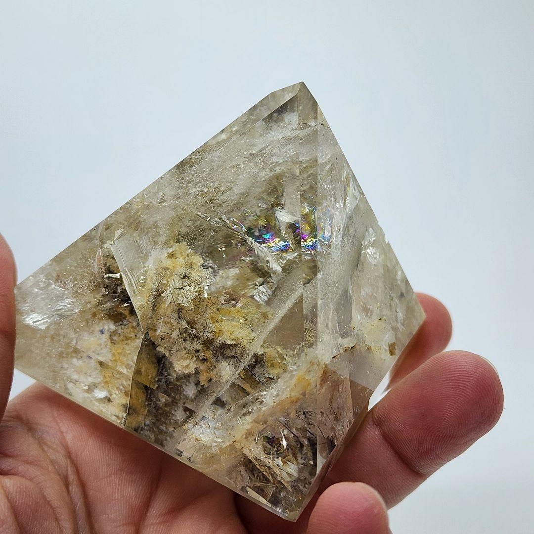 ガーデン水晶の珍しいピラミッド型置物