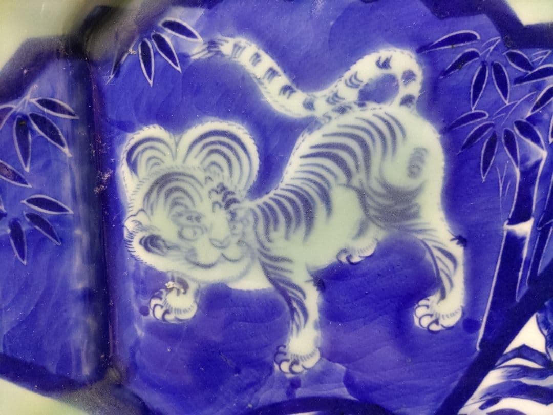 伊万里　青磁　龍虎図　隅切り　四方　大皿（39×33cm）