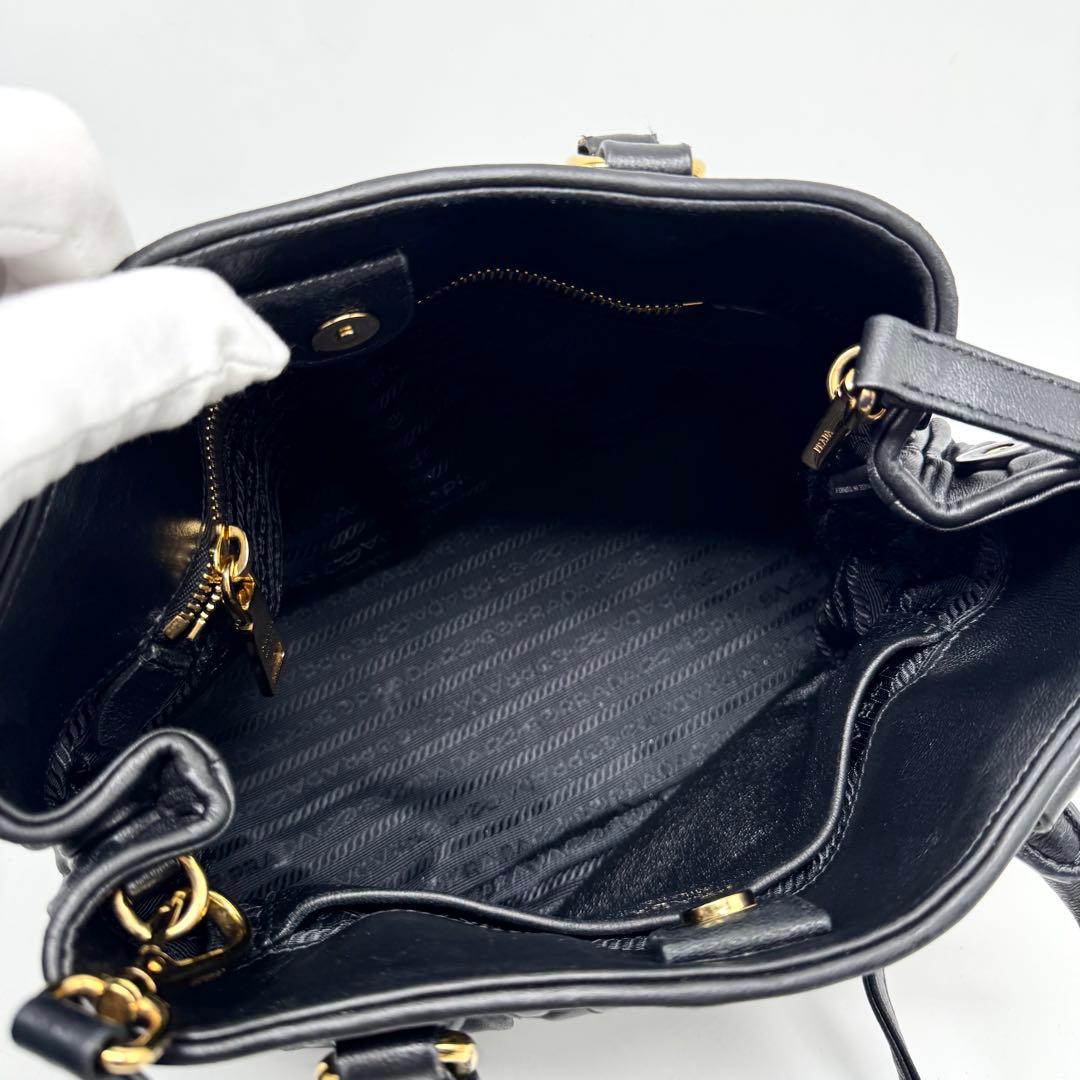 【近年型・美品】プラダ プリーツ ギャザー ナッパレザー 2way ハンドバッグ