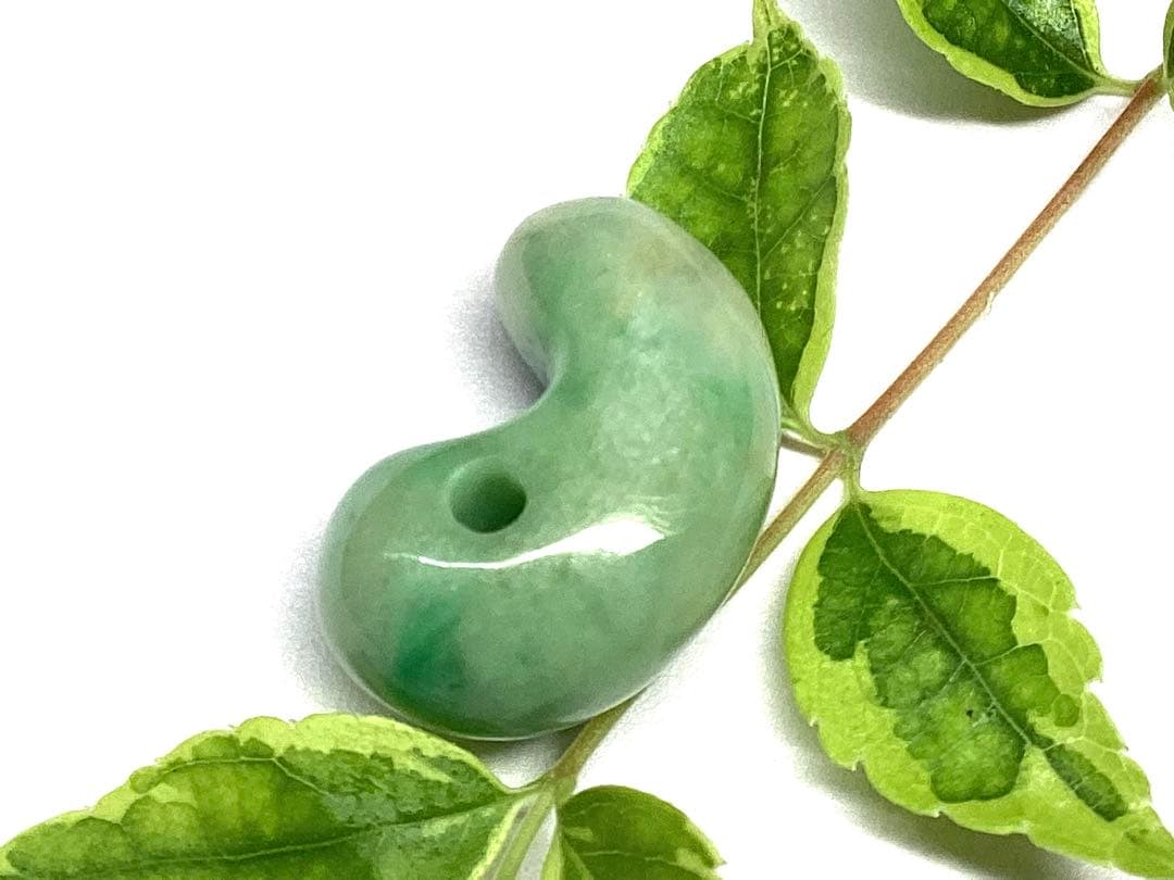 今回の原石大当たり極上*氷*糸魚川翡翠勾玉アイスジェイド幸運御守りソーティング付