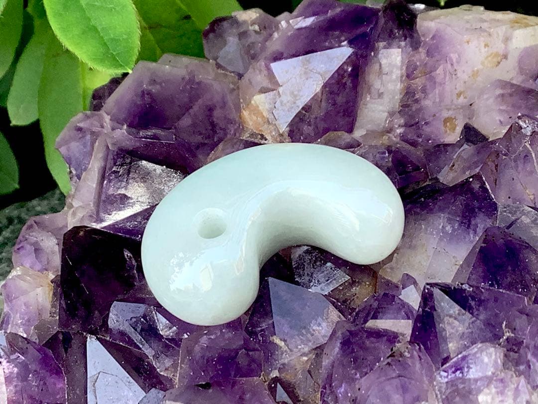 ✳綺麗な御守りです‼️　糸魚川翡翠勾玉　一生物の本物をお持ちください　鑑別書付本物