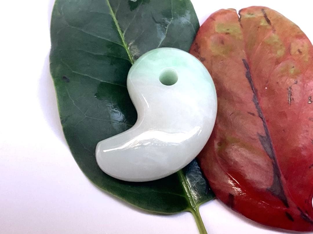 ✳premiumシリーズ　幸運の糸魚川翡翠翡翠 美麗 勾玉　御守りに　鑑別書付