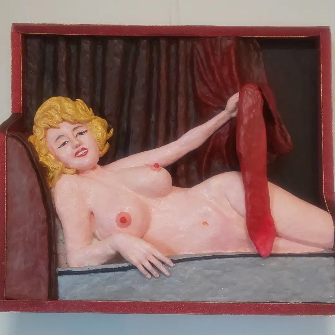 「幕を引く裸婦」（立体アート）