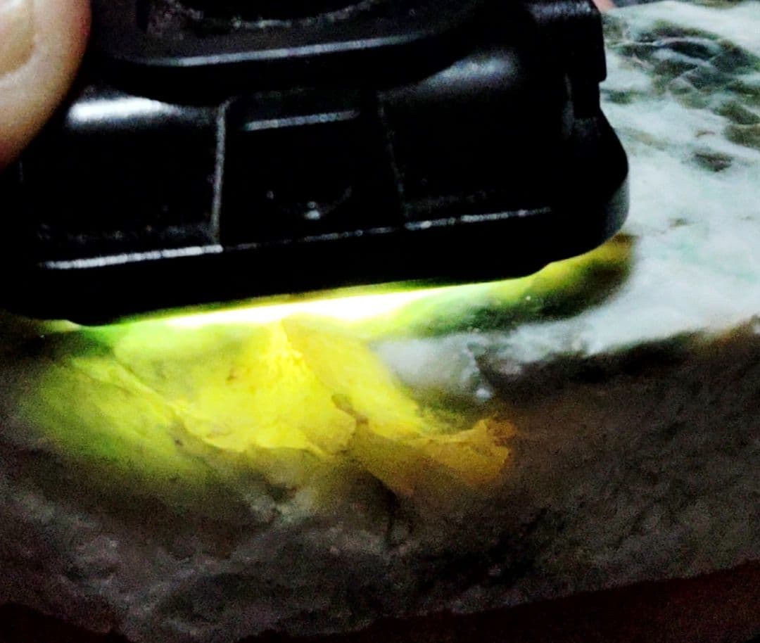 ★翡翠原石★糸魚川硬玉【小滝・切り出し・スライス394ｇ】