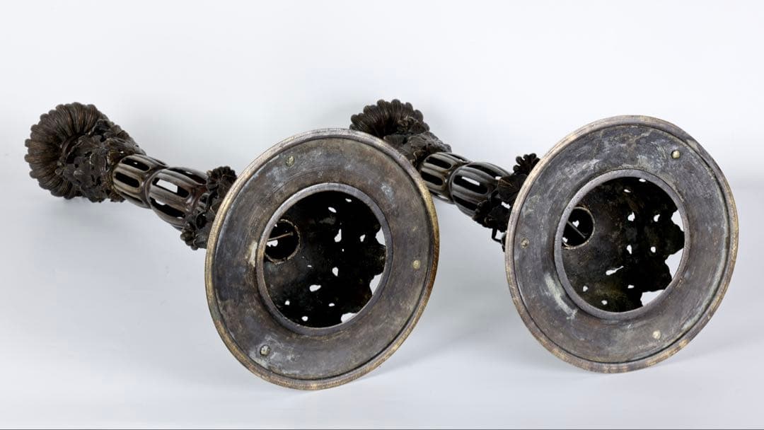 【大型燭台一対】透彫菊花文 細密彫刻 蝋燭立 仏教美術 仏壇 仏具 骨董 古美術