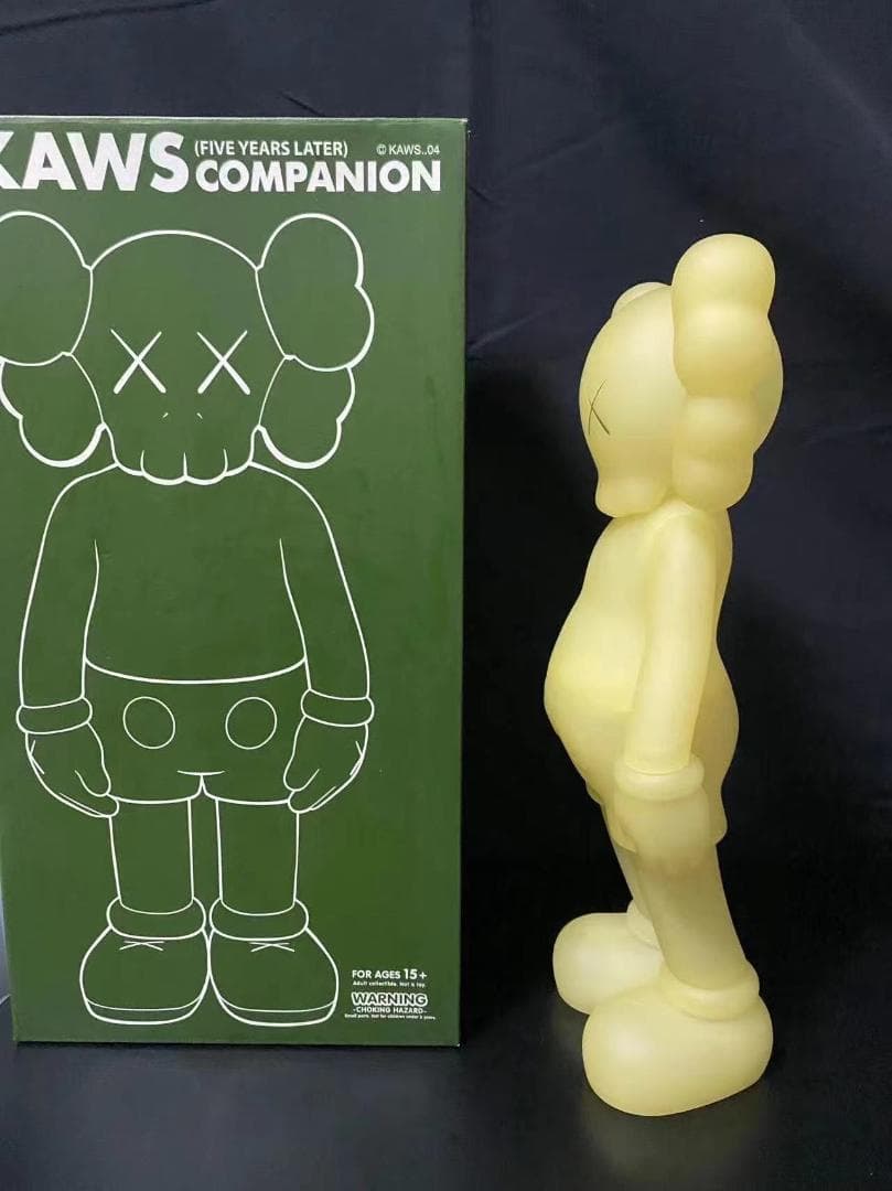 新品 kaws companion (FIVE YEARS LATER) 蓄光