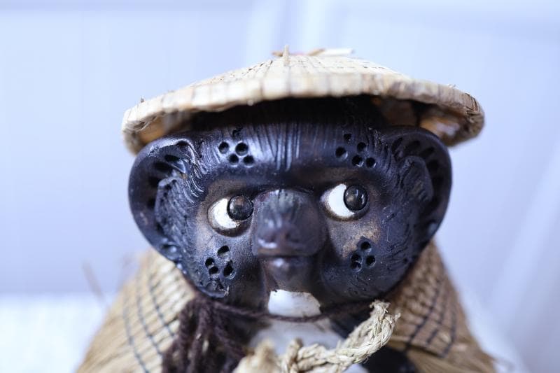 ◆信楽焼　狸さん　高さ約30㎝ ◆笠・嚢・藁草履を下げた珍しい狸　置物　陶器