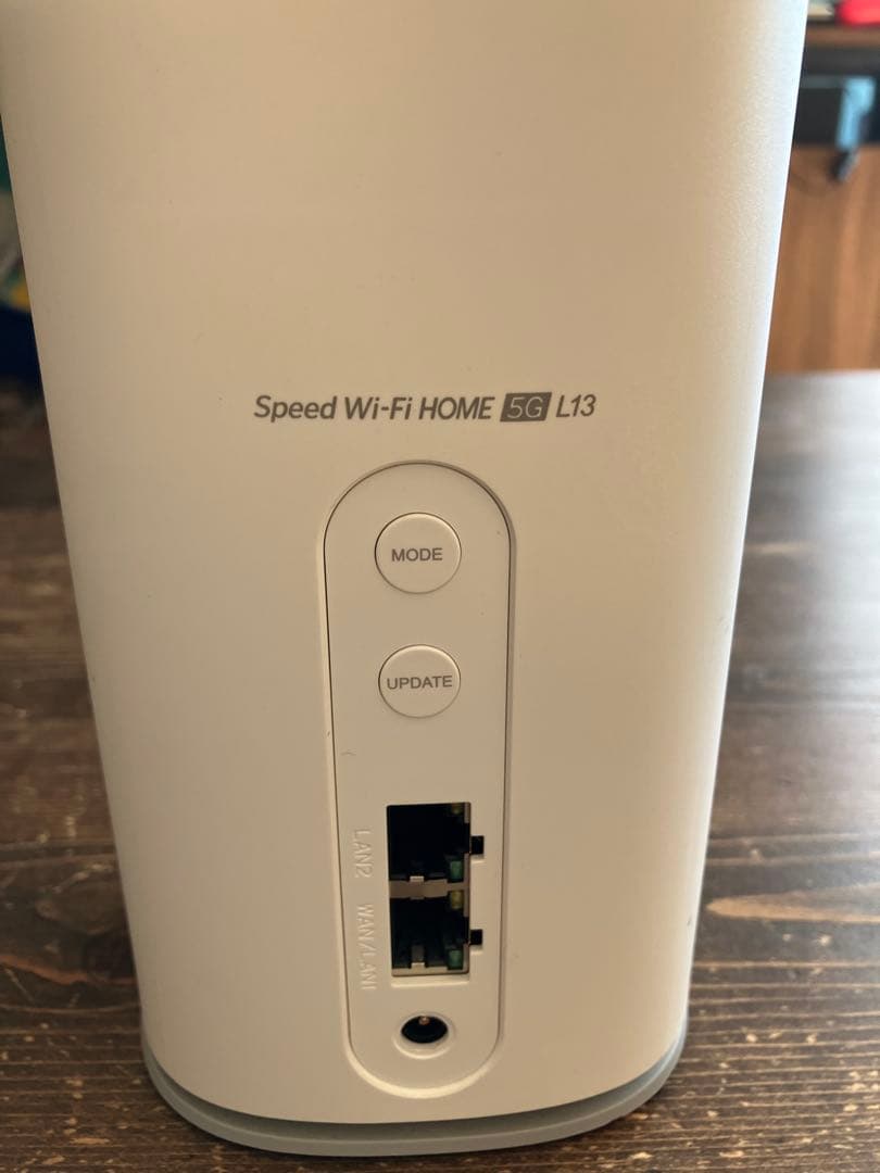 Speed Wi-Fi  5G L13 本体と付属品