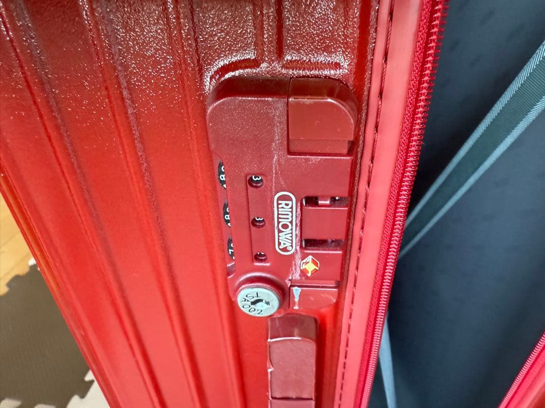 リモワスーツケースです。80-90リットル。