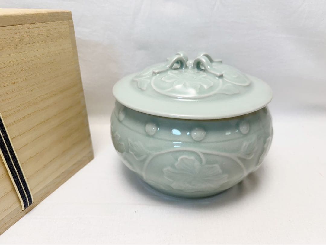 ほぼ未使用 茶道具 中国龍泉 青磁 ボタン柄 水指 蓋付き 水屋道具 底印 木箱
