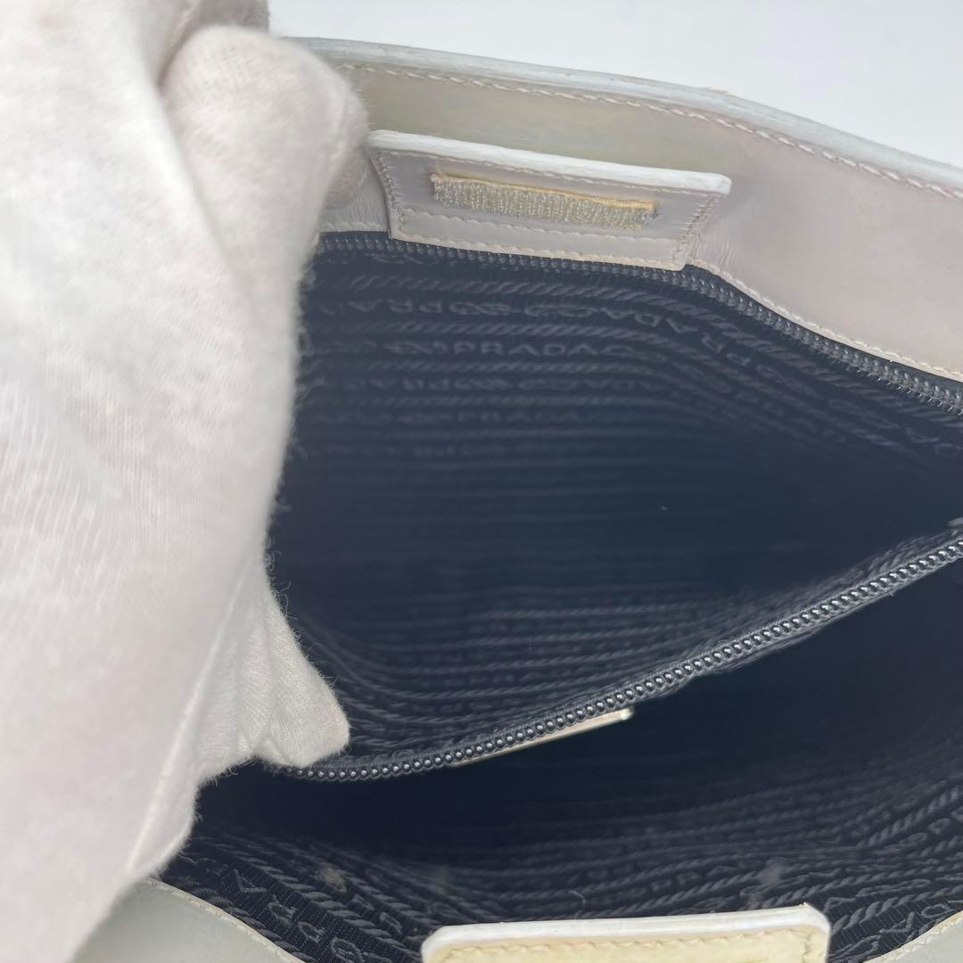 PRADA ワンショルダーバッグ 肩掛け ロゴ金具 カーフレザー オフホワイト