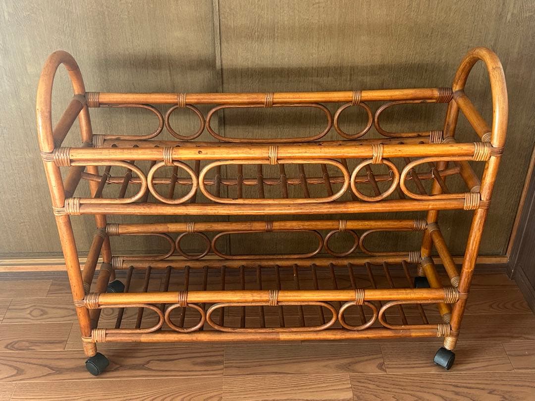 キャスター付きのラタン製2段ラック