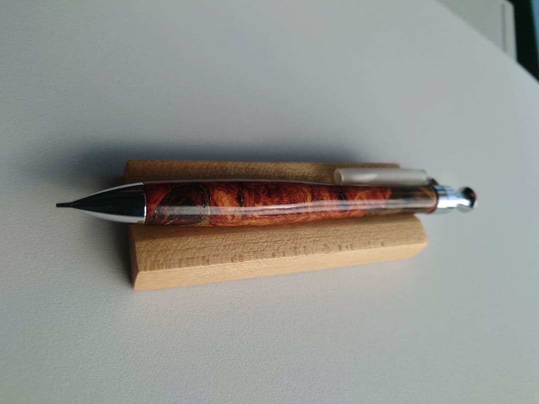 木軸ペン　花梨瘤紅白　うるし仕上げ　シャープ0.5 金継ぎ　某工房